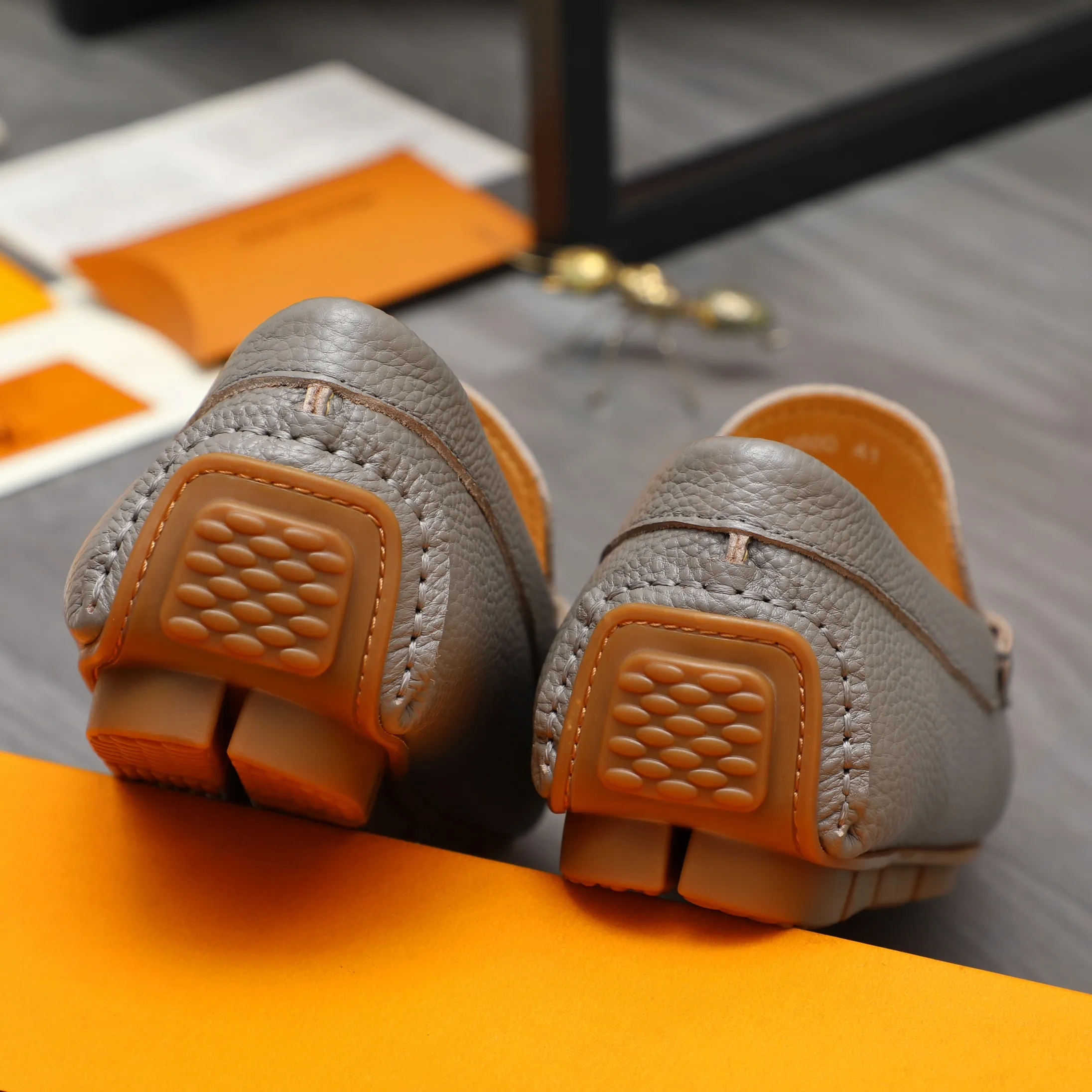 Men's shoes 💰360 Product trademark: LV "Louis Vuitton" casual slip-on men's shoes Regular size: 38-45 Product material: Selected pebbled cowhide upper, pigskin lining, rubber outsole
